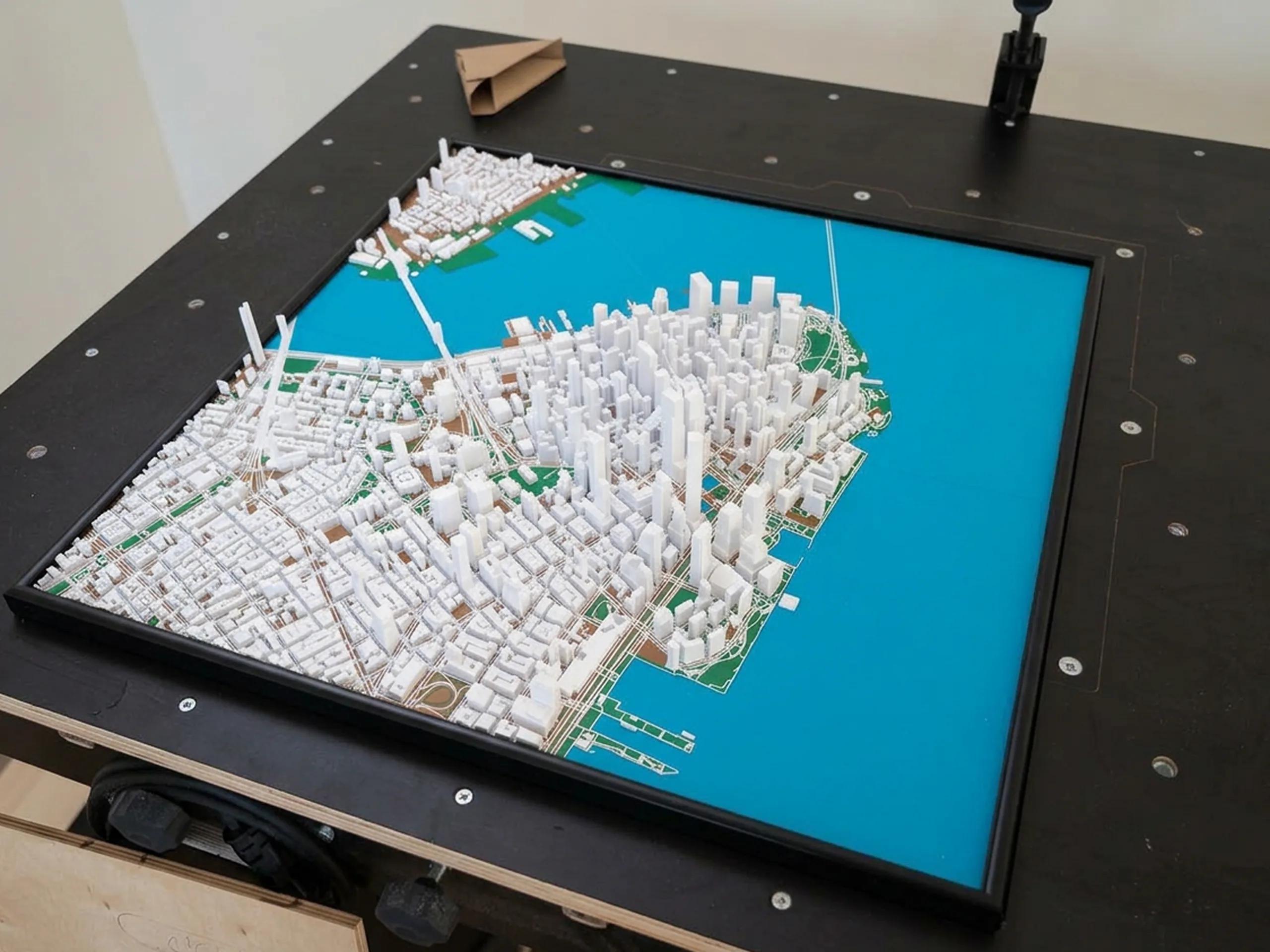 3D‑печать и сборка модели на производственном столе